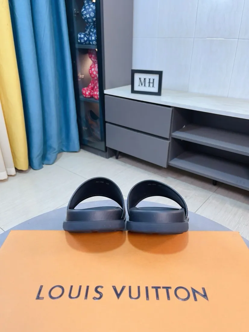 Ex-factory price 320🌹🌹 (lv-Louis Vuitton) new men's sandals, high-end boutique, exquisite embossed logo decoration on the upper, fine workmanship, super soft soles, casual, loose and comfortable, a must-have in summer! \nsize：38-44